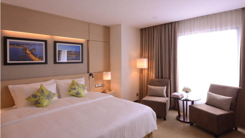 Dubbelrum med bekväm komfort och dubbelsäng på hotell the Ann Hanoi i Vietnam. 